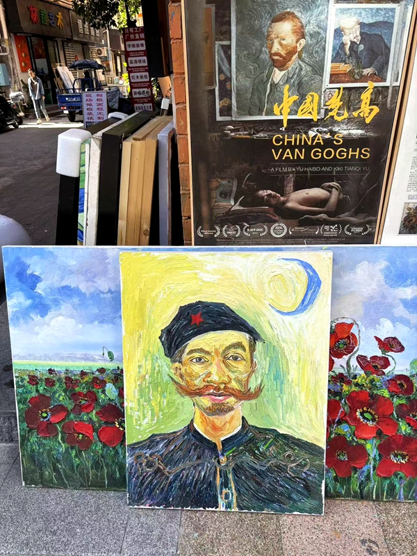 大芬村是知名的油画村，分布着众多工作室、培训班等
