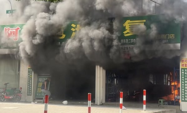 顺市配资 崇明一沿街店铺起火浓烟滚滚 幸无人员伤亡